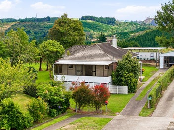 Sweeping Views on a 1145sqm Site