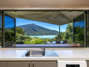 First time to the market – Waterfront retreat