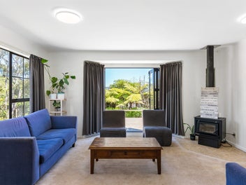 Single Level Living, Sun & Double Garage in Karori