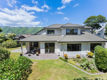 Premium Family Living In Sought-after Waikanae