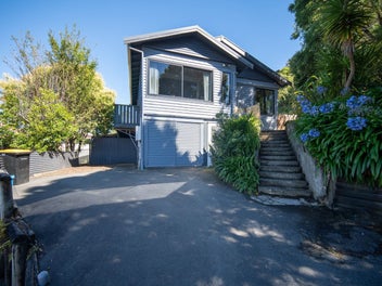 Spacious Family Home with Views - Walk to Nelson