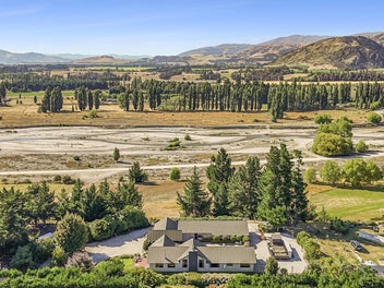 A riverside retreat on Riverbank Road