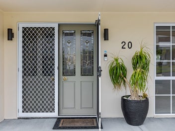 Relaxed Beachside Living at It’s Best!