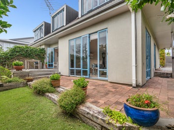 YOU'VE GOT TO SEE THIS ONE !