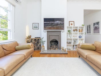 Cottage Charm - Sunny Villa Splendour