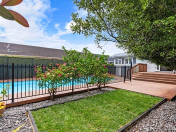 POOL-SIDE FAMILY LIVING - SLOPES OF ONE TREE HILL!