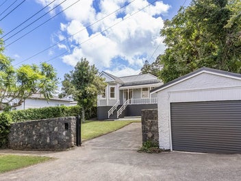 BEAUTIFULLY RENOVATED VILLA ON A FULL SITE!