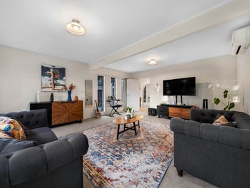 Overseas Vendor – Spacious Home & Swimming Pool