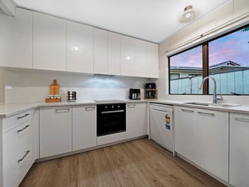 Overseas Vendor Says Sell - Spacious Family Li...