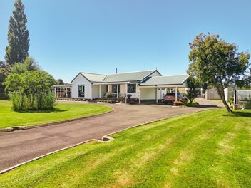 Comfortable lifestyle living close to town