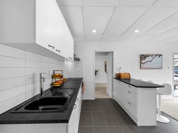 Stylish 1970's Apartment With Private Garden