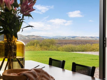 Bold Design - 2x Homes Under One Roof - 7km to...