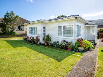 Sunny, Well Presented Property in Tawa/Linden