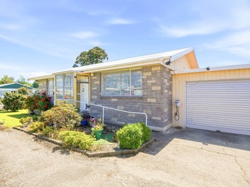 Easy Living, Prime Location!!