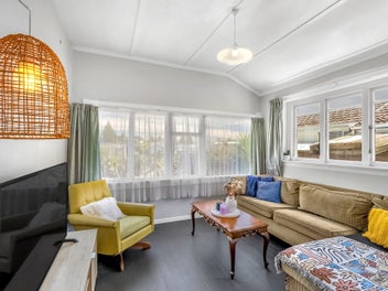 Coastal charmer - multiple living areas!