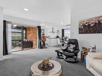 Perfect Move in Ready, Solid & Stylish