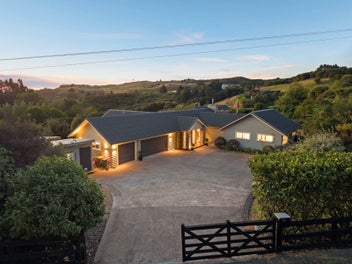 ULTIMATE KIWI LIFESTYLE - POOL, PRIVACY & PERF...