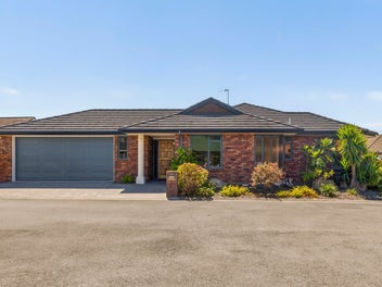 End-of-Street Privacy, Centre-of-Town Convenience
