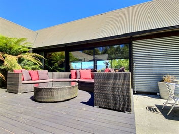 Westcoast Godzone - Home or retreat!