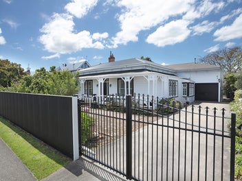 RENOVATED HERITAGE VILLA IN THE HEART OF FEILDING