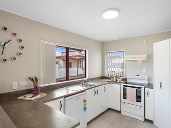 Easy-Care Living in a Quiet Cul-de-Sac