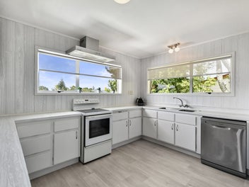 NEW PRICE! Perfect Extended Family living