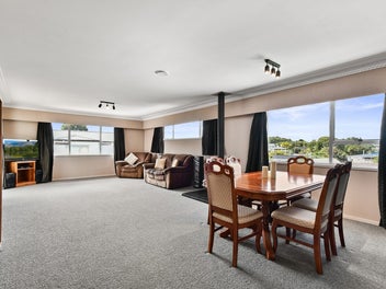 Perfect Extended Family living- 280 m2 of house!!