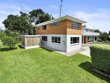 Huge 280 m2 Home - Options Galore!