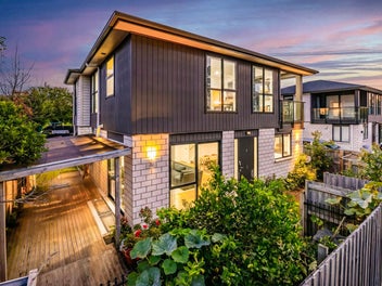 Modern 5-Bedroom Home with High Ceilings!