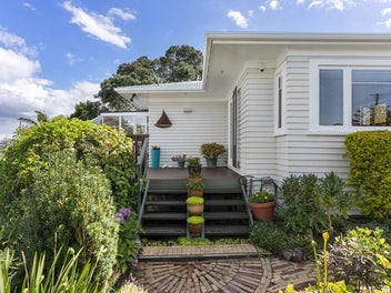 Elevated & Sunny Home with Sea Views
