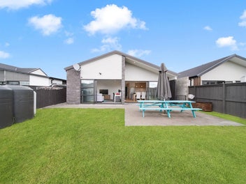 SPACIOUS PREMIUM LIVING IN HUNUA VIEWS