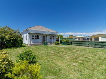 Superb Modern Living Close to Schools