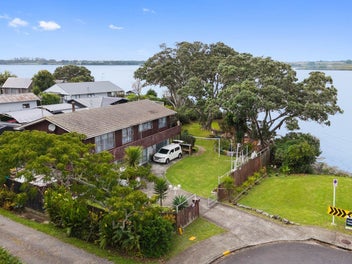 Waterfront Family Oasis – 5 Bedroom