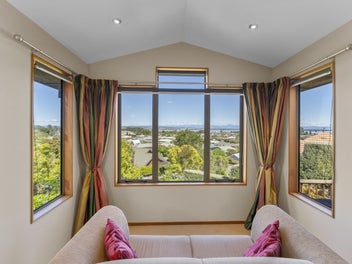 Views, Space and Flexibility in One Home