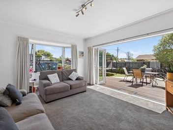 Sun, Surf & Space at 319 Estuary Road!