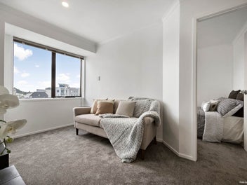 Corner Penthouse 2 bed in Uni Precinct