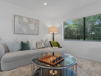 Immaculate Single Level in Prime Cornwall Park
