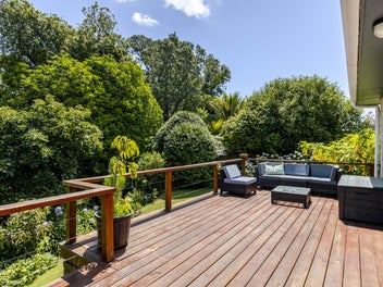 WHAT AN INCREDIBLE LOCATION! MUST SEE!