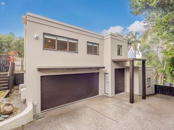 Sun-Drenched Executive Oasis in Orakei