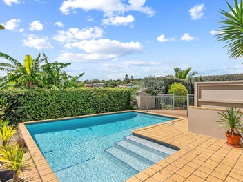 Family oasis with pool and Sky Tower views