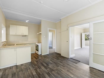 BUNGALOW IN CITY LOCATION