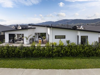 Luxury Reserve-Side Living