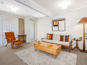 SUN-SOAKED, SPOTLESS TOWNHOUSE