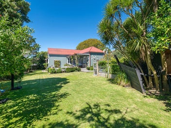 Grand Villa - Beautiful Garden Setting