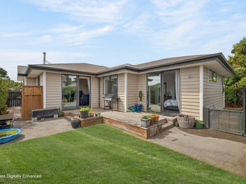 4 bed Family Living with Space & Sun!