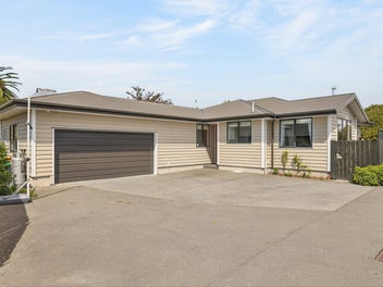 4 bed Family Living with Space & Sun!