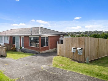 Walk to Howick village, single level Brick