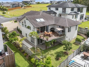 BRICK+TILE 2-LEVEL 279m2 5 BED 2 LIVING SEA VIEWS!