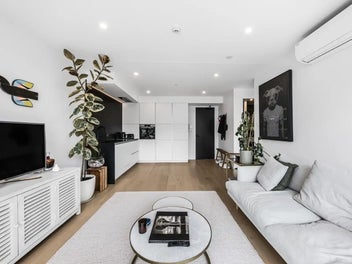 Sun-Soaked With Harbour Outlook & Parking