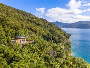 Off-grid tranquility in the heart of the Sounds